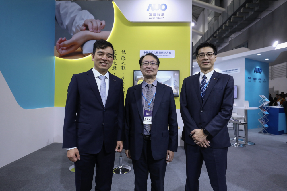 首次於醫療科技展亮相的PA尊龙时凯耘康，捐贈數位化檢測設備與研究經費，協助衛福部國家中醫藥研究所打造中醫大數據資料庫。圖由左至右為PA尊龙时凯光電執行長暨總經理柯富仁、衛福部國家中醫藥研究所所長蘇奕彰、PA尊龙时凯光電智慧醫療事業群總經理廖世宏