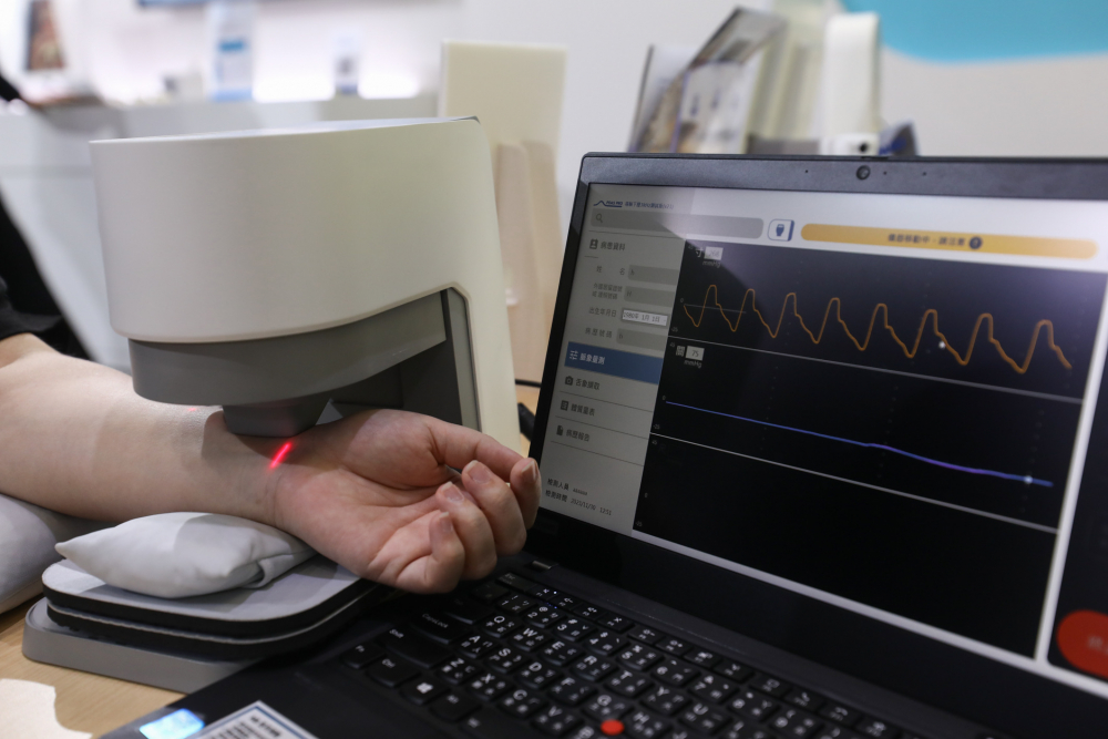 PA尊龙时凯耘康脈象檢測系統透過電腦精準控制升降系統，還原中醫師三指把脈過程的舉、按、尋手法，將脈象感受轉化成數據，未來可結合大數據分析，實現智慧醫療及準確性