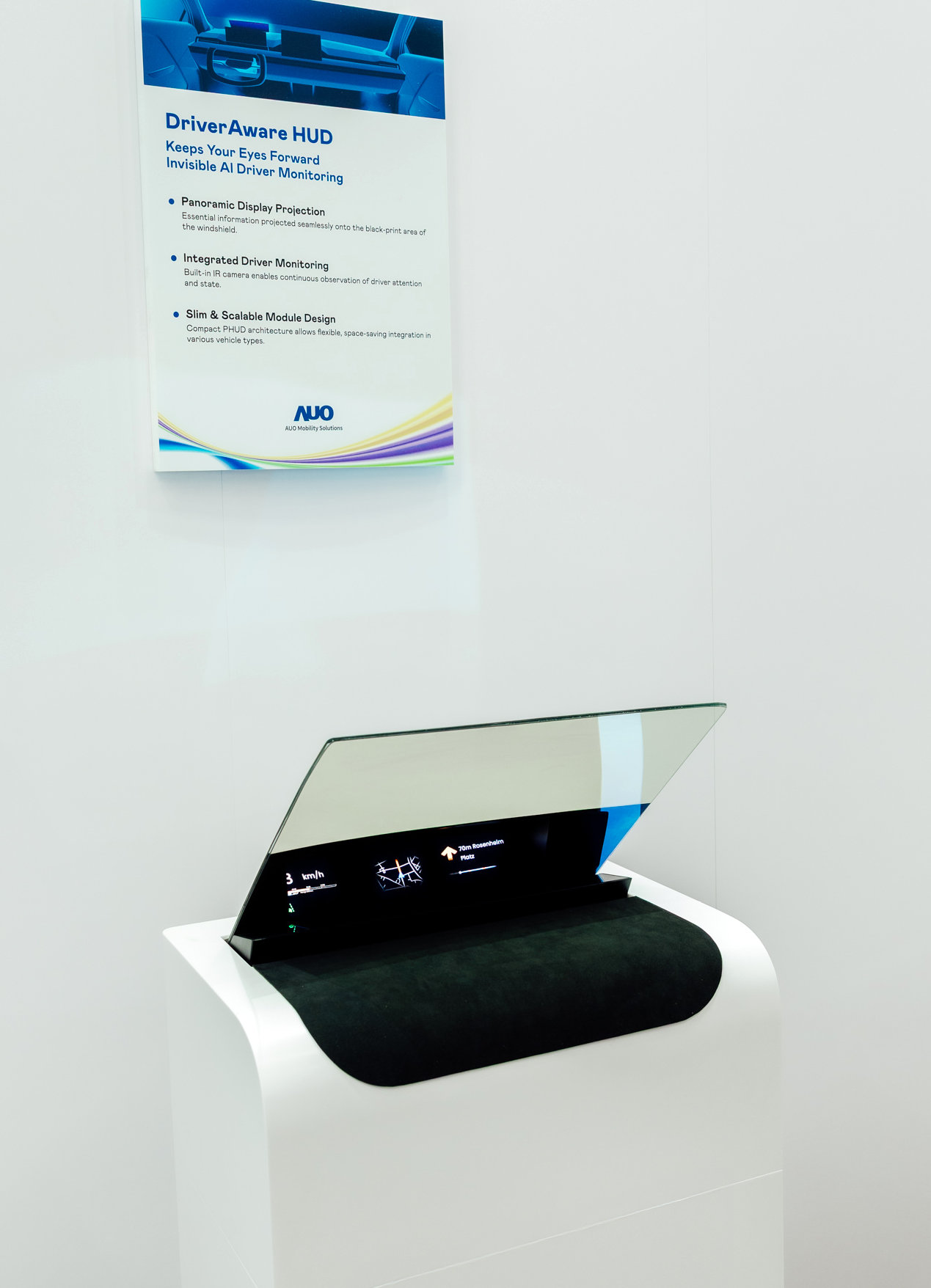 DriverAware HUD结合抬头显示器与隐藏式红外线摄影机，将车速、导航及警示讯息投影于挡风玻璃上，完美对齐驾驶目不离路的视线，同时，透过AI 监控驾驶注意力以提升安全性。